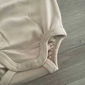 Babyromper ribstof met spagettibandjes